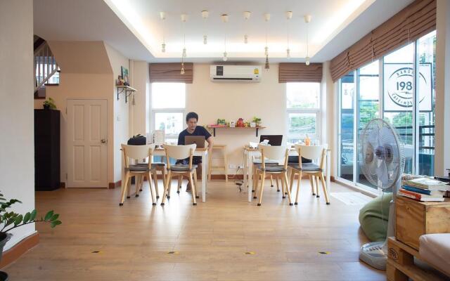 1989 Hostel & Cafe Ratchada