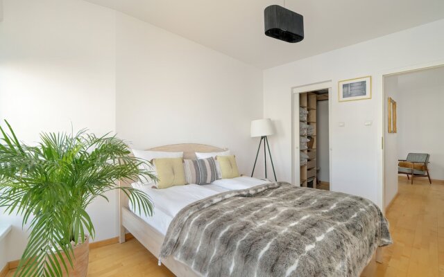Apartment With Parking Poznań by Renters