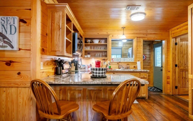 Sunset Ridge Cozy Cabin for 6