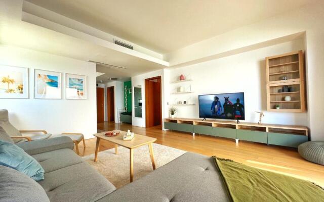 Luxury beachfront apt - quite area, 100 sqm