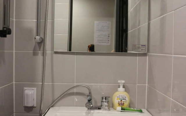 Zzzip Guest House - Hostel