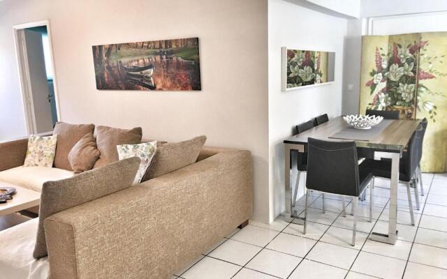 Renovated apt 100m from beach WiFi AC