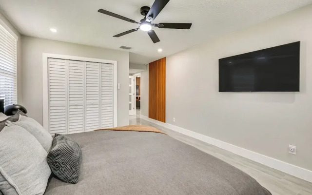 Modern Lakeland Golf Retreat w/ Putting Green