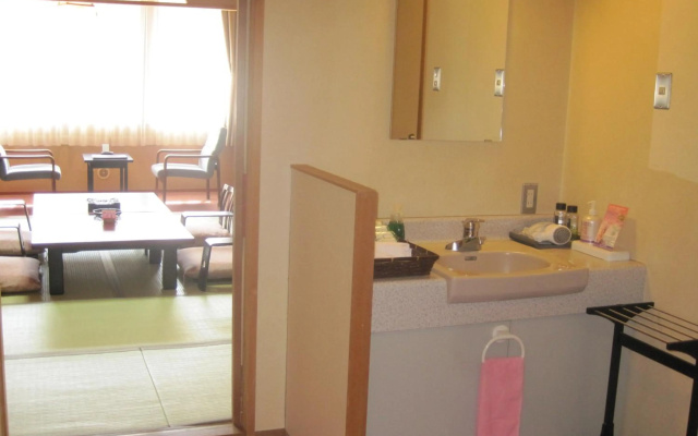 Nakaoyama Onsen Shosenkaku – Guest Rooms – Nagano