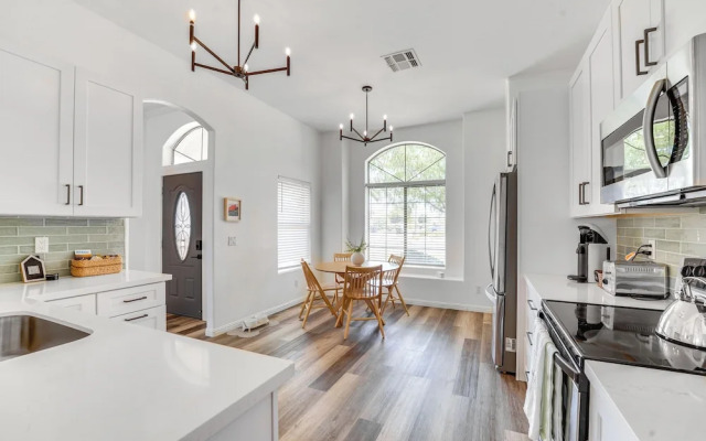 Heated Pool & Yard: Gilbert Getaway!