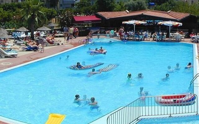 Club Turquoise Apart