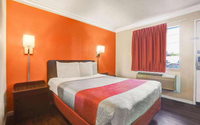 Motel 6 Fresno, CA - Belmont Ave