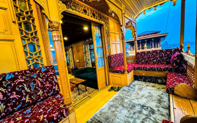 Peacock Houseboats