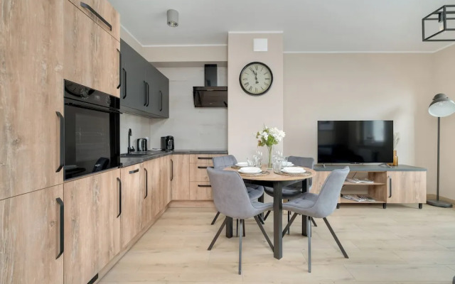 Apartment With Parking by Renters