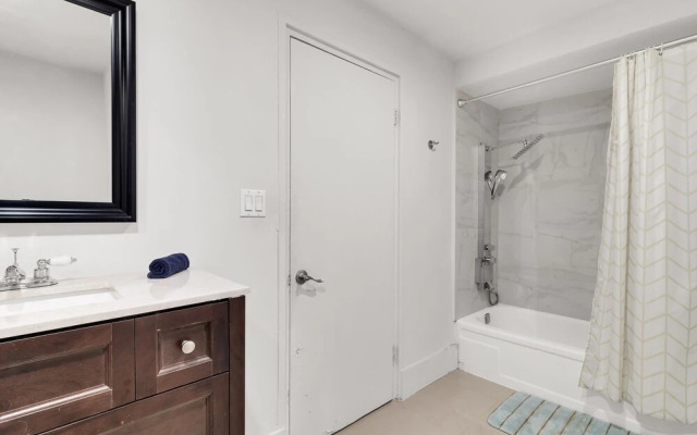 Modern & Fashionable Apartment w/Pool and Garden