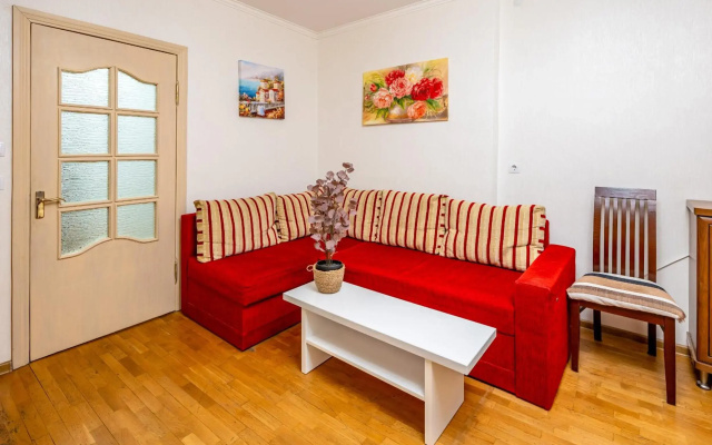 Just another comfy apartment on the main squere. 2 bedrooms, own heating, AC