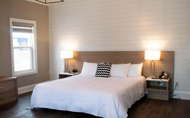 Colonial Hotel & Suites