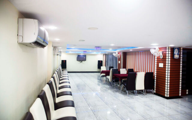 Vista Rooms At M.P Nagar