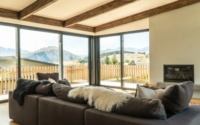 Farrant Drive - Sleeps 8 - Lake & Mountain Views - Modern & Stylish