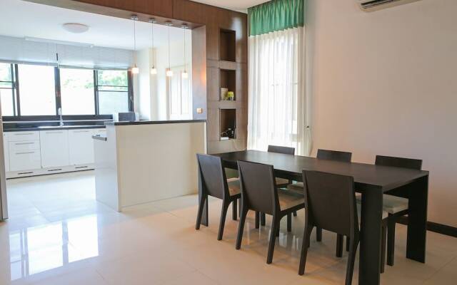 4 BR Private Villa in V49 Pattaya w/ Village Pool