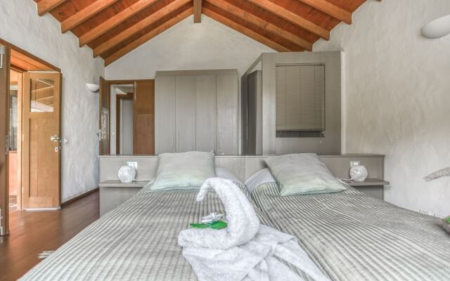 Cozy Holiday Home in San Mateo With Jacuzzi
