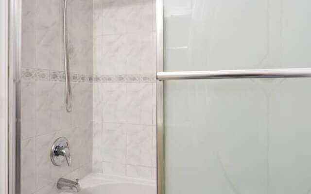 Huge Modern Home 20 mins to NYC