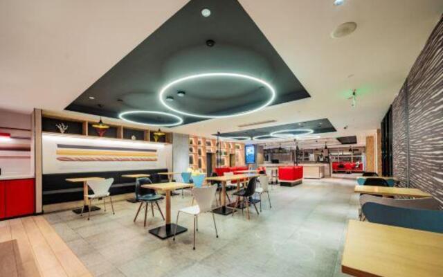 32/5000  Hotel Ibis (wide narrow Alley Central Hotel, Chengdu)