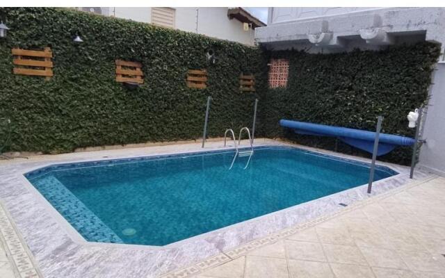 Casa com piscina, churrasqueira, 3 suítes com ar condicionado