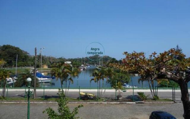 Apartamento em condomínio com 3 praias