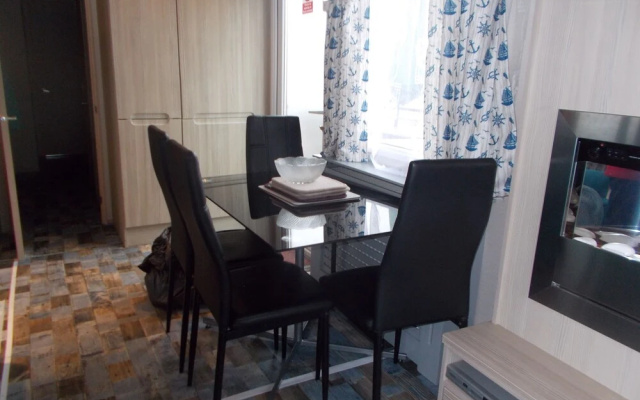 3 Bed Caravan - Sleeps 8 - Wifi - Parking