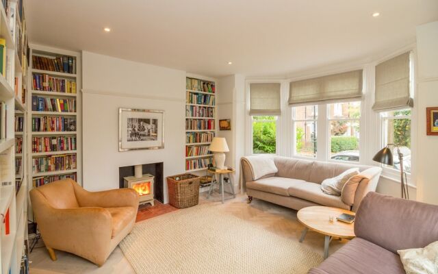 4 Bedroom Canalside Family Home in Oxford