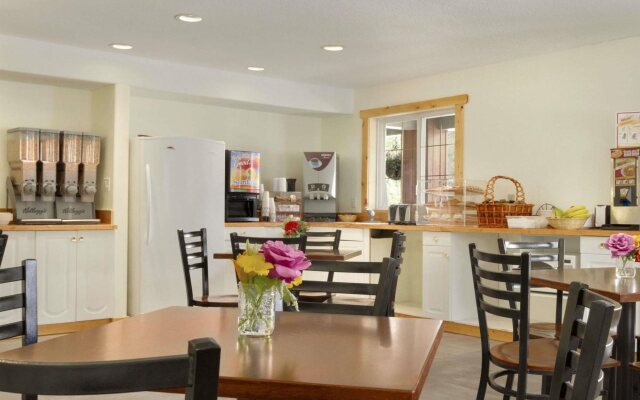 Travelodge by Wyndham Golden Sportsman Lodge