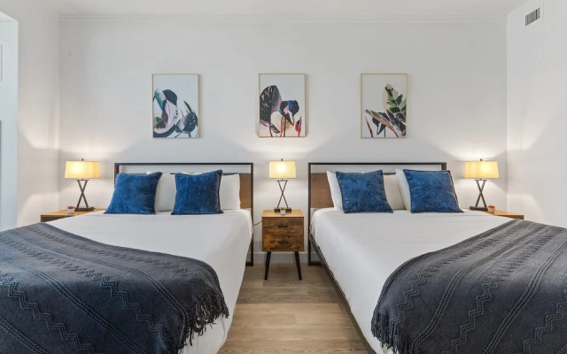 Beachfront Double Queen Hotel CozySuite
