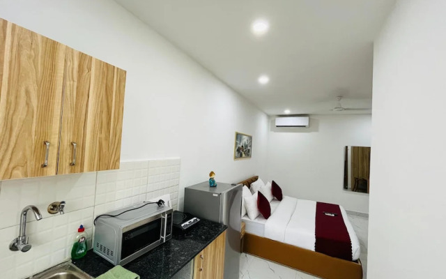 The Lodgers Luxury Studio Apartment In front of Artemis Hospital