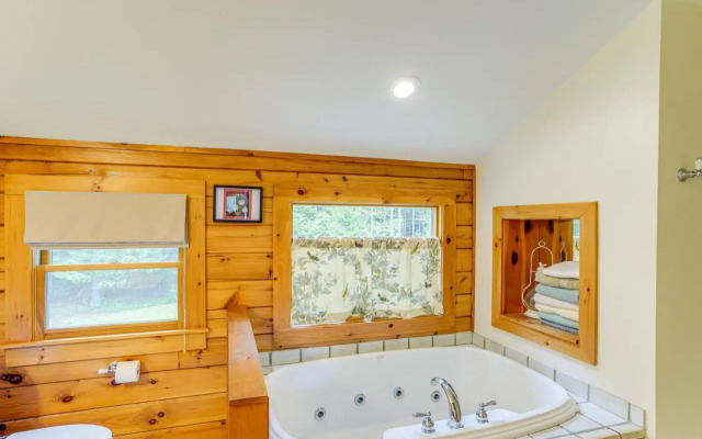Spacious Wilmington Cabin: Walk to Lake