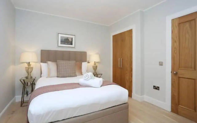 JOIVY Newly Refurbished Apartment on the Historic Royal Mile