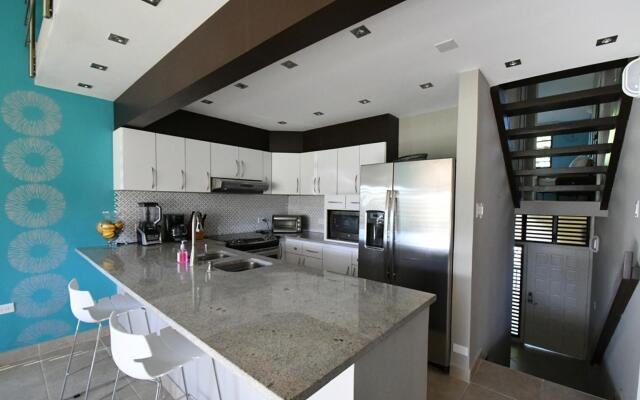 Spectacular Home Away from Home, Fully Equipped (BV308)