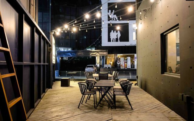 Canvas Hostel - Black
