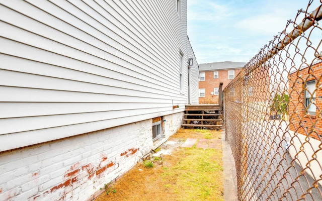 Centrally Located & Pet Friendly: Yonkers Studio!