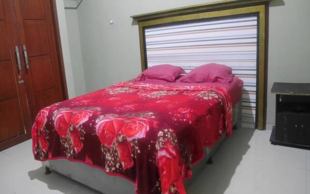 OYO Life 90646 Villa Karsinem Pasuruan