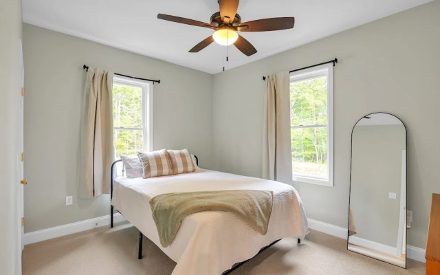 Woodhaven: Your Serene Countryside Escape 5 Bedroom Farmhouse by RedAwning