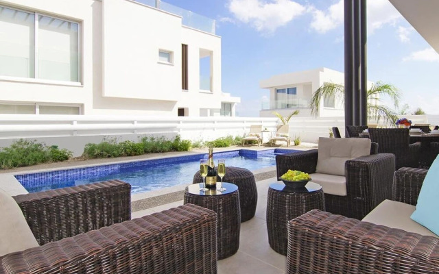 Luna Paralimni in Paralimni