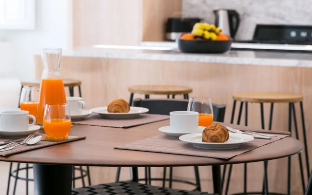 JOIVY Stunning 2BR Apt w/garden, by the Avenida subway & Botanical Garden of Lisbon