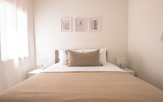 Phaedrus Living Nerina Modern City Flat