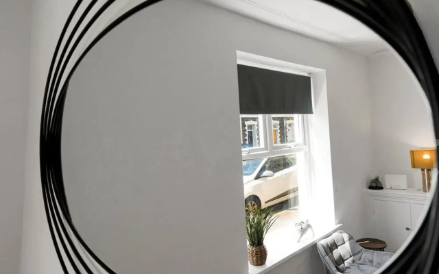 Central Chic - Huge Home - Free Wifi