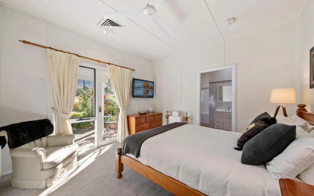 Brokenback Vineyard Luxe Homestead at Oakvale Wines