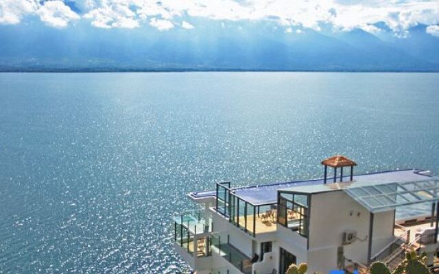 Zhenmei Holiday Hostel (Dali Erhai Cliff Lake View)
