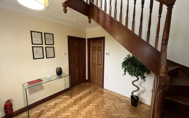 4 Bedroom Detached Farmhouse Mountain Views
