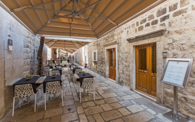 Apartments and rooms Perla