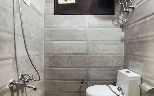 Oyo Flagship 30196 Noida Sector 5