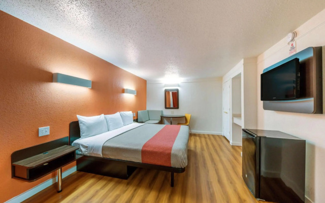 Motel 6 Dallas, TX - Farmers Branch