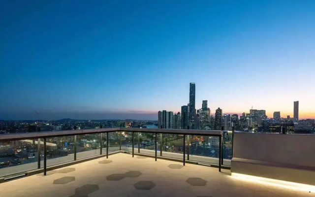 2BR Utopia Fortitude Valley Pool Rooftop King bed