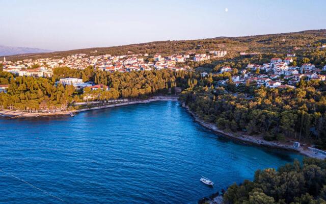 Leana - Great Location and Close to Beach - A1
