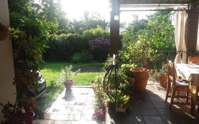 Comfy home-tropical garden & 5 min walk to beach