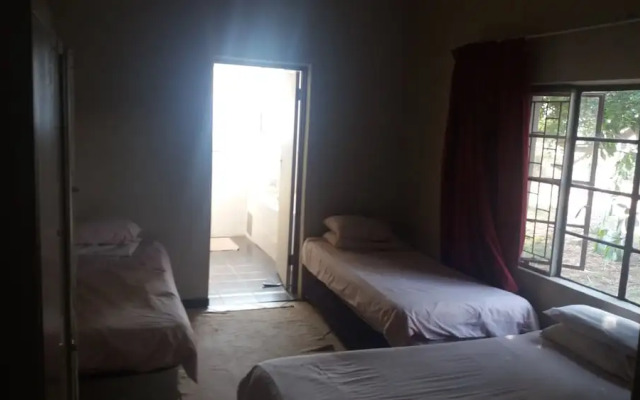 Room in Guest Room - Homely Room in Peaceful and Comfortable old Farmhouse